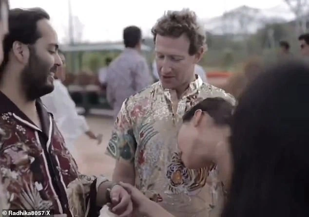 Vợ chồng tỷ phú Mark Zuckerberg thích thú nhìn ngắm chiếc đồng hồ đắt tiền của doanh nhân Anant Ambani (Ảnh: Daily Mail).