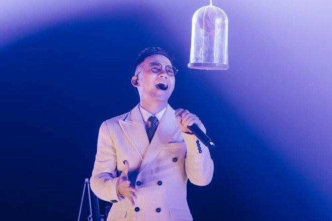 Đinh Tiến Đạt đã dành nhiều thời gian tập luyện, chuẩn bị cho ca khúc chào sân ở Anh trai vượt ngàn chông gai