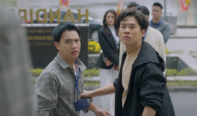 Trong khi đó, Yên có tình cảm với Hùng, anh trai Dũng (áo đen)