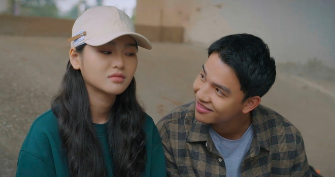 Dũng thích Đông nên muốn loại trừ tình địch là Vinh. Anh chàng cố gán ghép Vinh với Yên