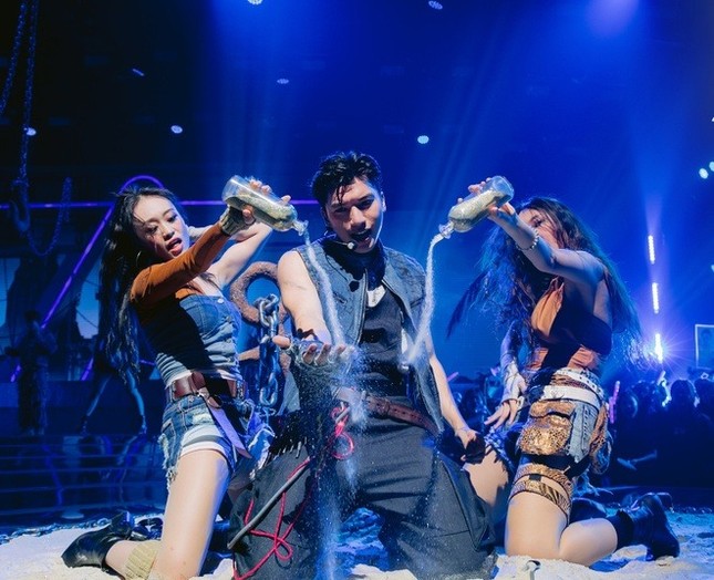 Tiết mục Love Sand của đội Hieuthuhai.