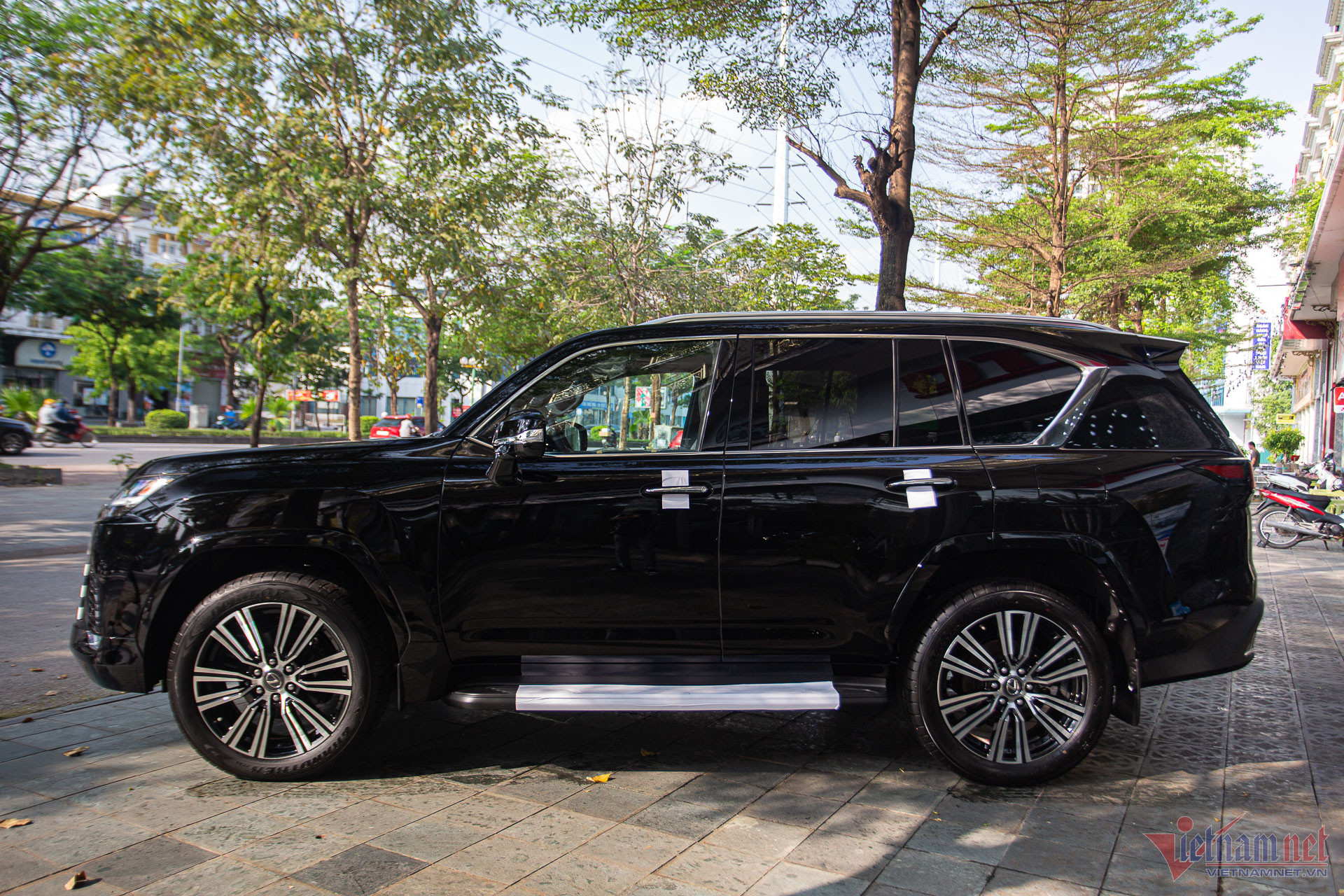 Xe được trang bị bộ la-zăng 22 inch. Ảnh: Tiến Dũng