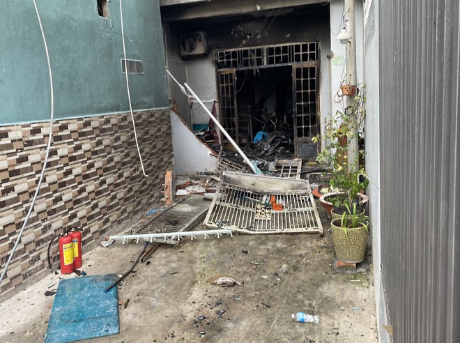 Ghi nhận tại hiện trường, báo điện tử Vietnamnet cho hay, căn nhà xảy ra hoả hoạn có diện tích khoảng 32 m2 với lầu 2 ám khói. Ở tầng 1 nhiều vật dụng ngổn ngang, xe máy cháy chỉ còn trơ khung. Cửa sắt, tường gạch bên ngoài bị đổ sập ( Ảnh: Tuấn Kiệt)