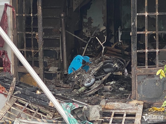 Nhiều vật dụng, xe máy bị cháy trơ khung sắt (Ảnh: Tuấn Kiệt - Vietnamnet)