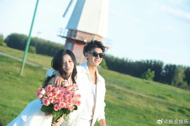 Loạt ảnh trong bài đăng công khai hẹn hò của cặp đôi chủ tịch - nàng thơ