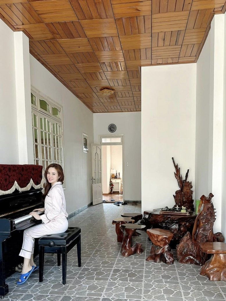 Bên trong nhà, ca sĩ lựa chọn nội thất nhiều đồ gỗ sang trọng, tạo cảm giác ấm cúng cho không gian sống. Vy Oanh trưng bày một cây đàn ở phòng khách vì yêu tiếng đàn dương cầm du dương, bình yên.
