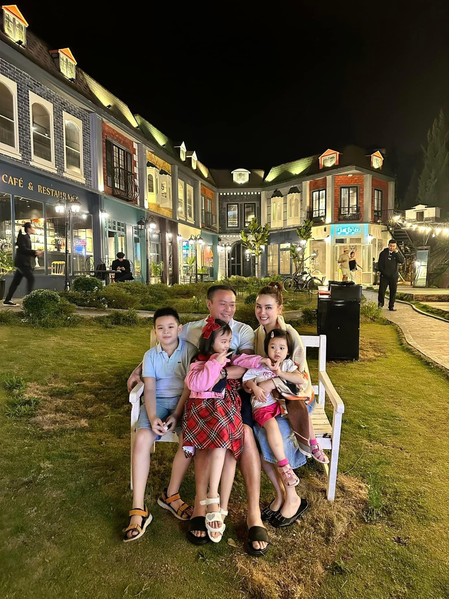 Vy Oanh sinh năm 1985, sở hữu giọng ca trong trẻo, cảm xúc với các ca khúc hit như 