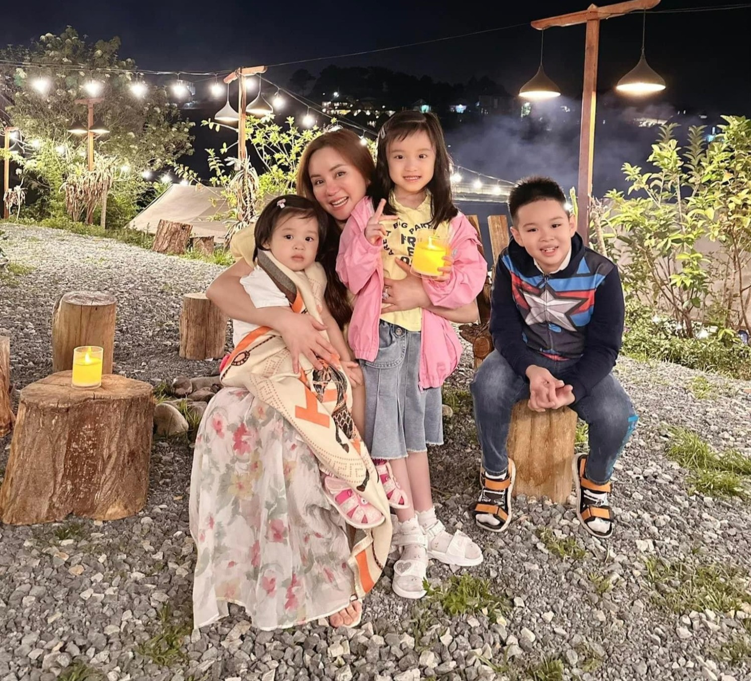 Vy Oanh cho biết từng có thời gian kín tiếng vì chăm lo tổ ấm nhỏ. Hiện cô vừa hoạt động nghệ thuật vừa kinh doanh. 