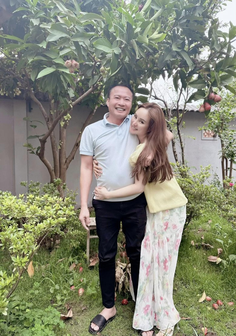 Ca sĩ Vy Oanh thường xuyên cập nhật hình ảnh cuộc sống hạnh phúc bên chồng đại gia và 3 con. Thời gian rảnh, gia đình cô sắp xếp công việc về Đà Lạt nghỉ ngơi, chăm sóc không gian sống xanh mướt. 