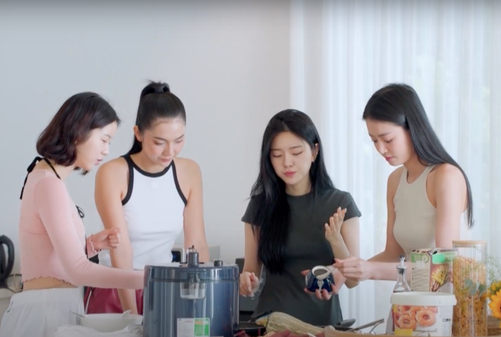 Các cô gái cùng nhau vào bếp để chuẩn bị bữa sáng