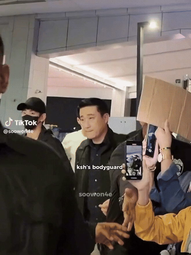 Công chúng đổ dồn sự chú ý vào 1 vệ sĩ hộ tống Kim Ji Won trong lần trở lại Hàn Quốc vào hôm 15/5. Người này trước đó đã đi theo hỗ trợ Kim Soo Hyun khi tài tử tới Indonesia dự sự kiện. Trên các diễn đàn, nhiều khán giả đặt nghi vấn nam diễn viên cử vệ sĩ riêng đi theo bảo vệ bạn gái tin đồn Kim Ji Won tại sân bay Incheon