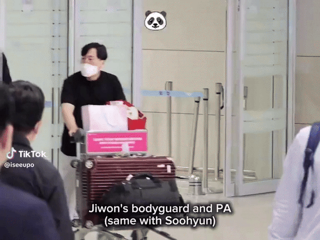 Hồi tháng 5 năm ngoái, trợ lý đi theo Kim Soo Hyun ra nước ngoài dự sự kiện. Và vào hôm 15/5 năm nay, trợ lý của Kim Soo Hyun (đeo khẩu trang trắng) đã lọt vào cùng khung hình với Kim Ji Won tại sân bay Incheon