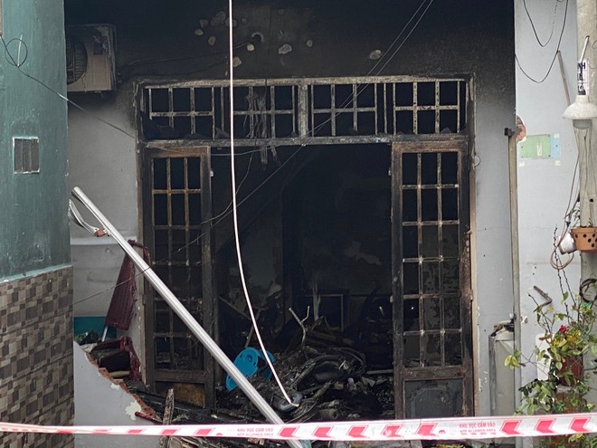 Ngày 14/7, theo báo Người lao động, công an quận Gò Vấp phối hợp với các đơn vị nghiệp vụ Công an TP HCM phong tỏa, điều tra nguyên nhân vụ cháy nghiêm trọng khiến 3 người tử vong (Ảnh: Chinh Hoàng)
