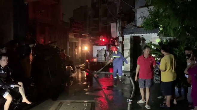Theo VOV, đến 23 giờ 30 phút đám cháy cơ bản được khống chế. Ngay sau đó, các chiến sĩ phát hiện 3 thi thể trong hiện trường vụ cháy. Nạn nhân là một bà cụ trên 90 tuổi và một người con trai và một con gái của cụ (Ảnh: Cắt từ clip)