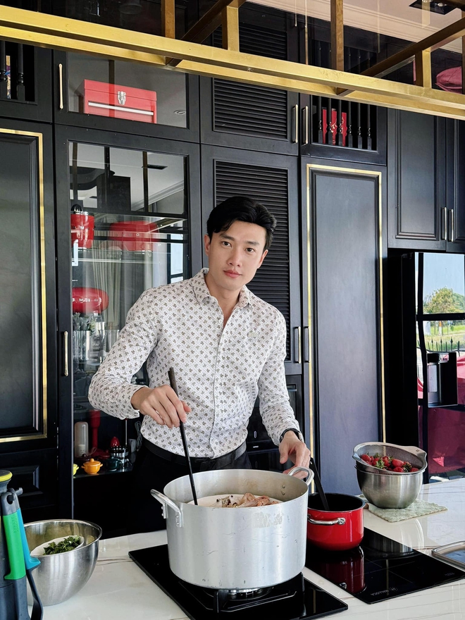 Quốc Trường còn thường xuyên nấu ăn tại nhà.