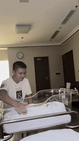 Quang Hải vỗ nhẹ cho con ngủ