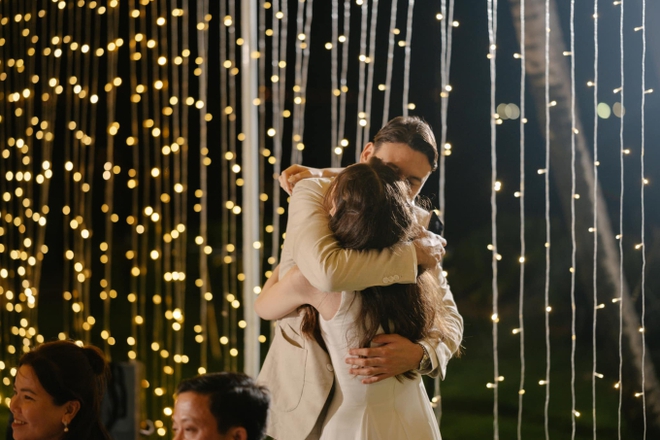 Thanh Giang ôm lấy anh trai gửi lời chúc phúc