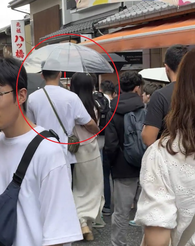 Kiều Hân bị bắt gặp hẹn hò với 1 người đàn ông ở Nhật Bản. Sau đó, 1 cư dân mạng tiết lộ người đàn ông trong ảnh chính là chồng của Kiều Hân