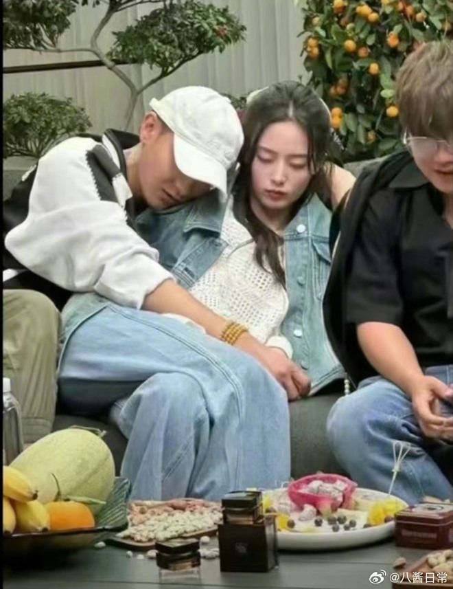 Hình ảnh được cho là leak ra từ địa điểm cầu hôn bạn gái của Hoàng Tử Thao tại Lệ Giang, Vân Nam (Trung Quốc) hồi tháng 5, thực chất là buổi ghi hình show thực tế do cựu thành viên nhóm EXO sản xuất). Mới đây, cặp sao lại vướng tin đồn đã bí mật đăng ký kết hôn nhưng đã phủ nhận