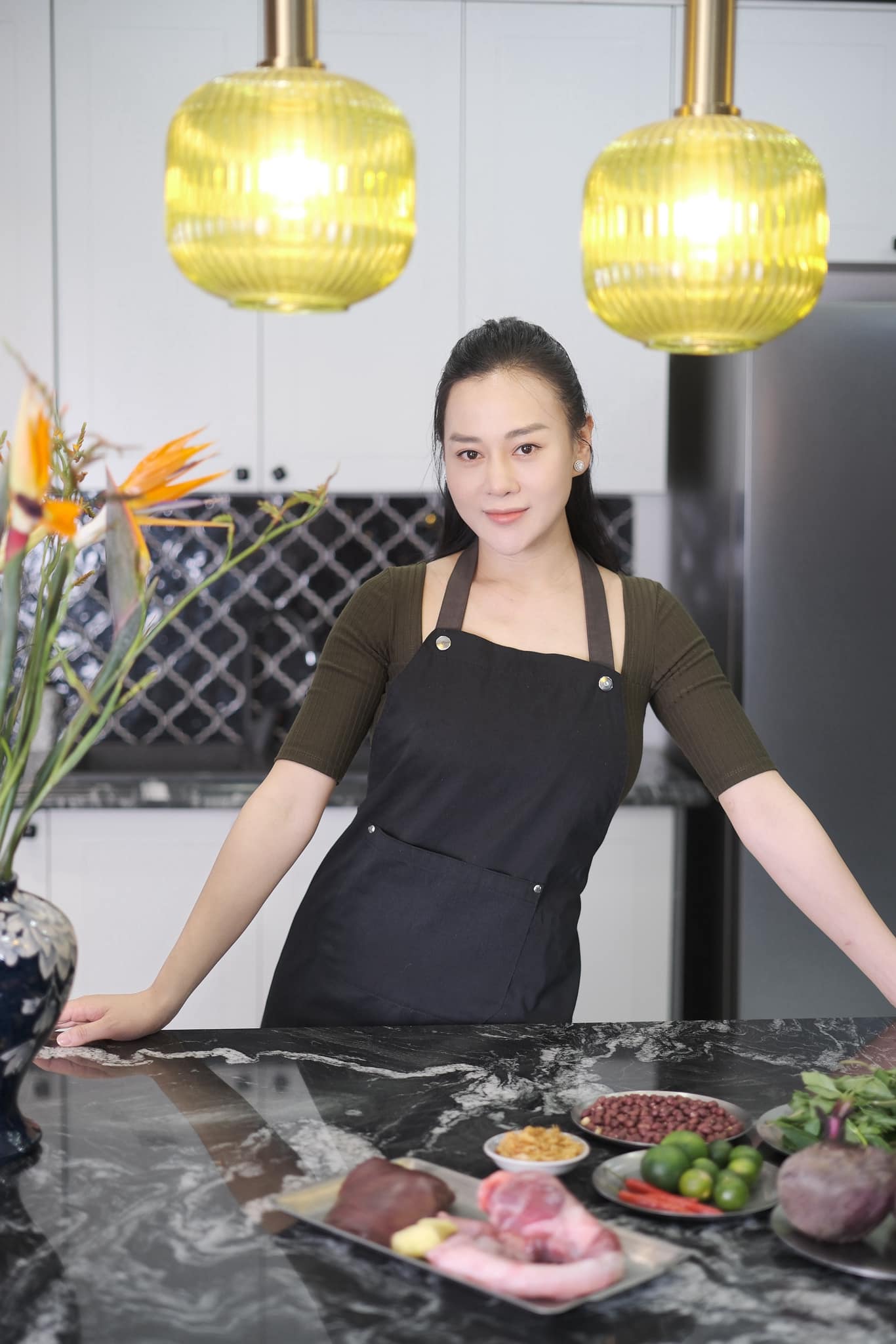 Vừa sinh nở chưa lâu nhưng cô đã chăm chỉ quay lại với việc bếp núc