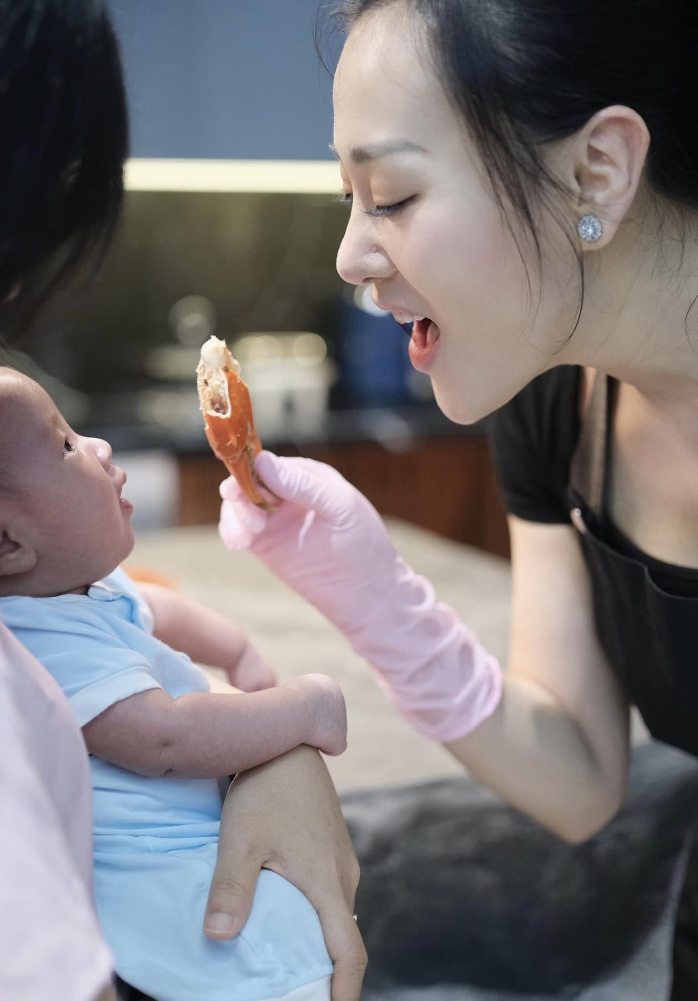 Mẹ bỉm Phương Oanh được nhận xét xinh đẹp, rạng rỡ không kém gì thời son rỗi