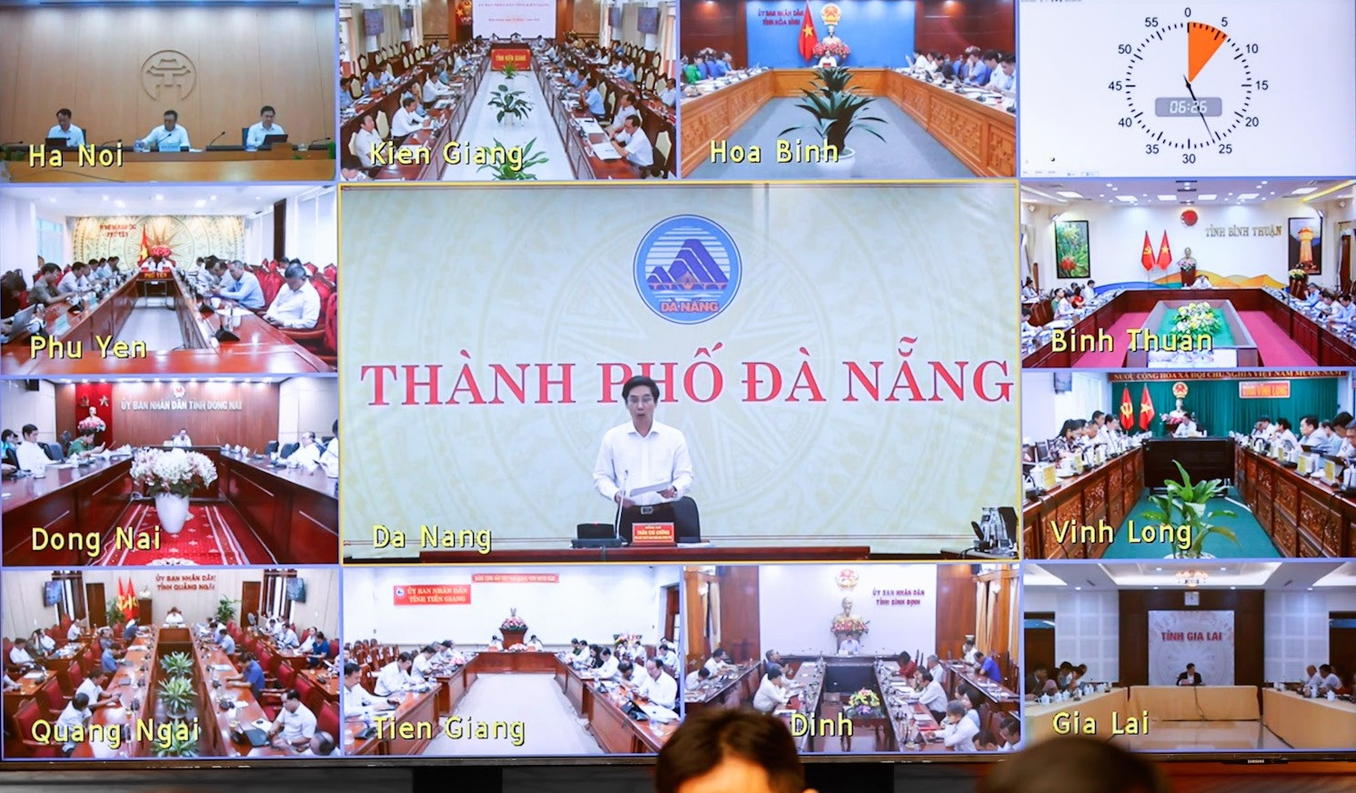 Hình ảnh các đầu cầu tỉnh thành được truyền đến trụ sở Chính phủ. Ảnh: Nhật Bắc