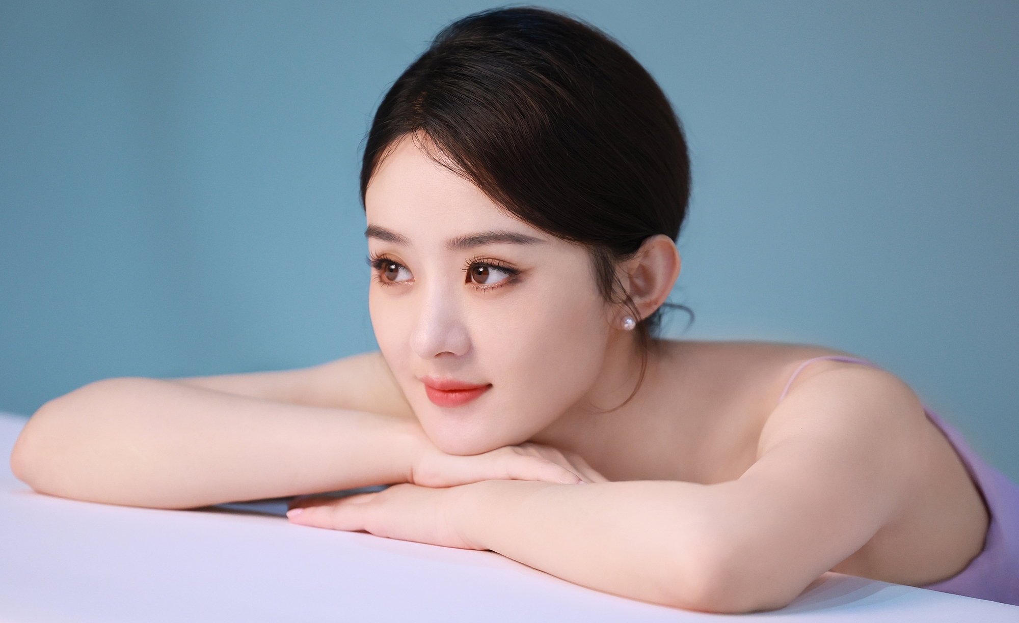 Triệu Lệ Dĩnh cũng có duyên khán giả, số lượng tác phẩm hot không kém Lưu Diệc Phi, nhưng cô không có ê-kíp đủ chuyên nghiệp, đủ mạnh mẽ