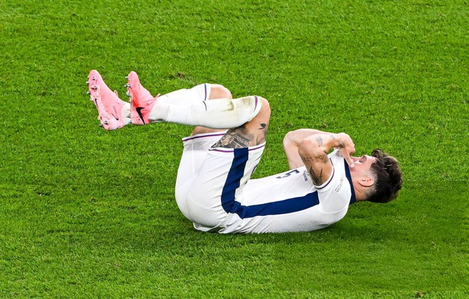 Ngay khi hồi còi kết thúc vang lên, Stones đã đủ gục xuống sân, bật khóc