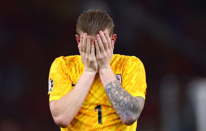 Thủ môn Pickford cũng không giấu được nỗi buồn. Pickford chơi tốt ở trận chung kết và có 4 pha cản phá thành công nhưng điều đó là chưa đủ