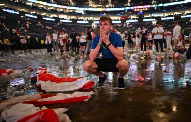 Theo ghi nhận, rất nhiều CĐV đã bật khóc ngay khi tiếng còi kết thúc vang lên