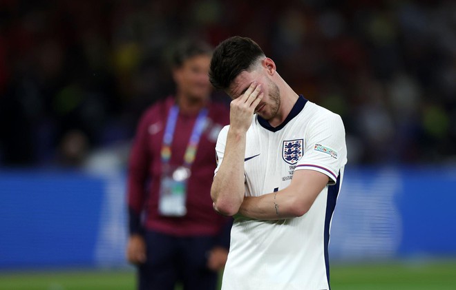 Tiền vệ Declan Rice cũng đã rơi lệ