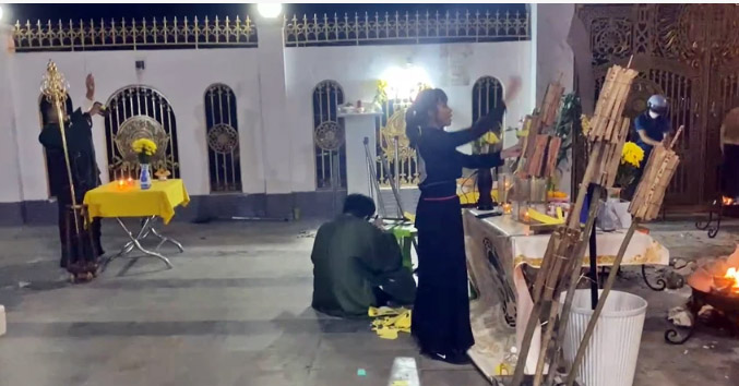 Gia đình bà Lan thường xuyên tổ chức cúng bái từ đêm đến sáng.