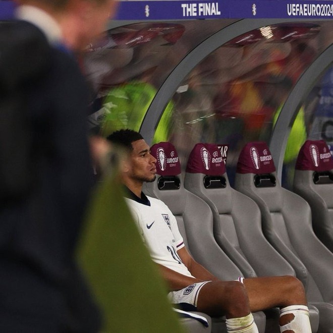 Sau đó, cầu thủ này ngồi lặng người trên hàng ghế dự bị