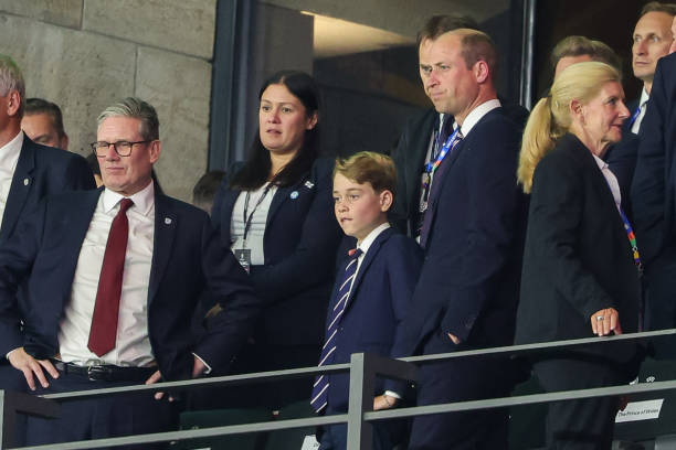 Trên khán đài, Thái tử William cùng con trai là Vương tôn George cũng không giấu được nỗi buồn