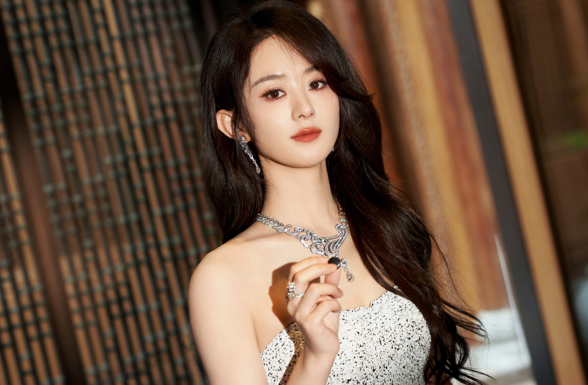 Triệu Lệ Dĩnh có chỗ đứng bên mảng truyền hình mới chuyển sang đóng điện ảnh vì vậy kinh nghiệm, thành tích gần như bằng 0