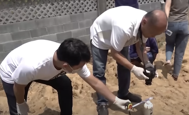 Cơ quan chức năng tìm thấy chai Xyanua nơi Bích cất giấu ở nghĩa trang