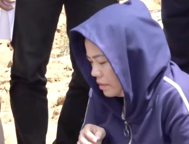 Bích được đưa ra hiện trường nơi cất giấu chai Xyanua