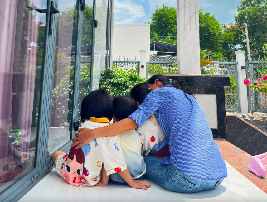 Chị D. đoàn tụ với các con sau thời gian dài xa cách. (Ảnh: Báo Bình Thuận)