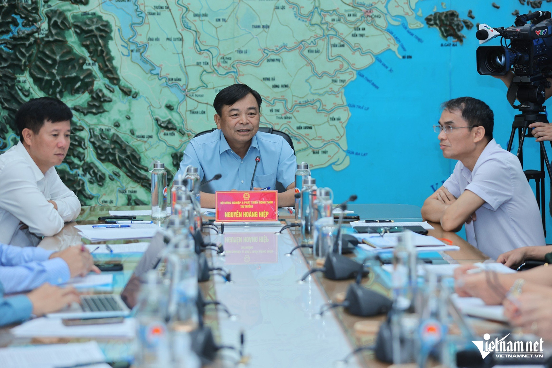 Thứ trưởng Bộ NN&PTNT Nguyễn Hoàng Hiệp phát biểu tại cuộc họp. Ảnh: Đình Hiếu