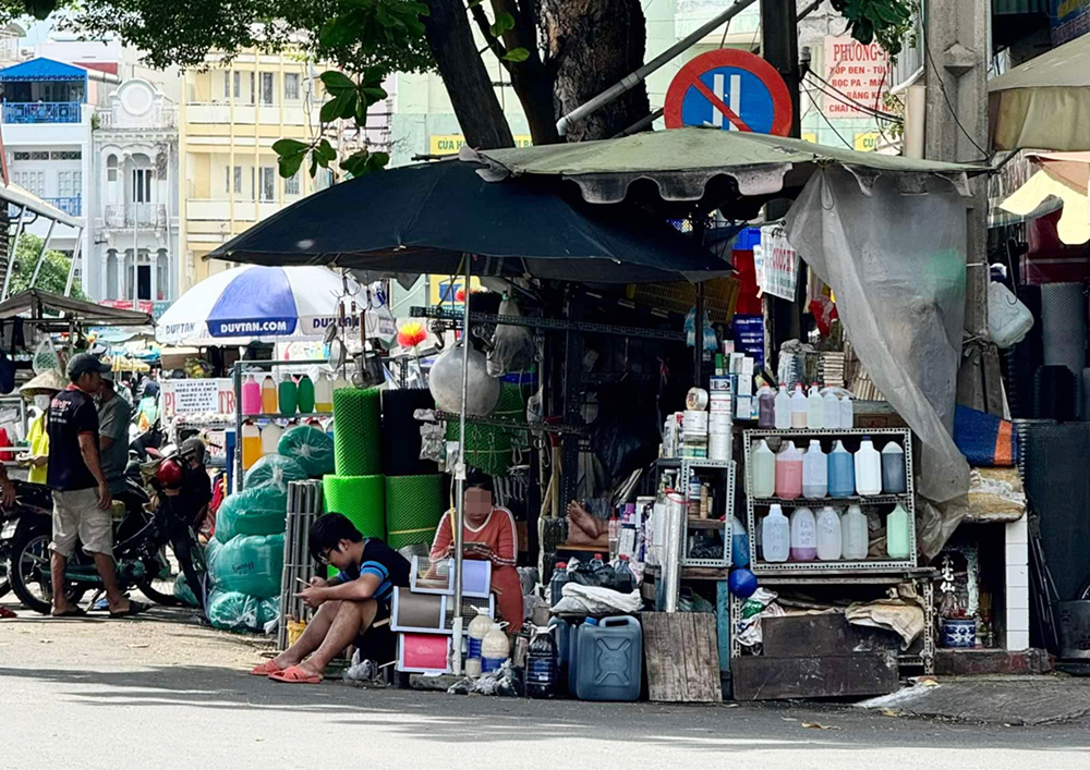 Một số tiểu thương cho biết, không dễ mua lẻ chất xyanua. Ảnh: Dương Trang