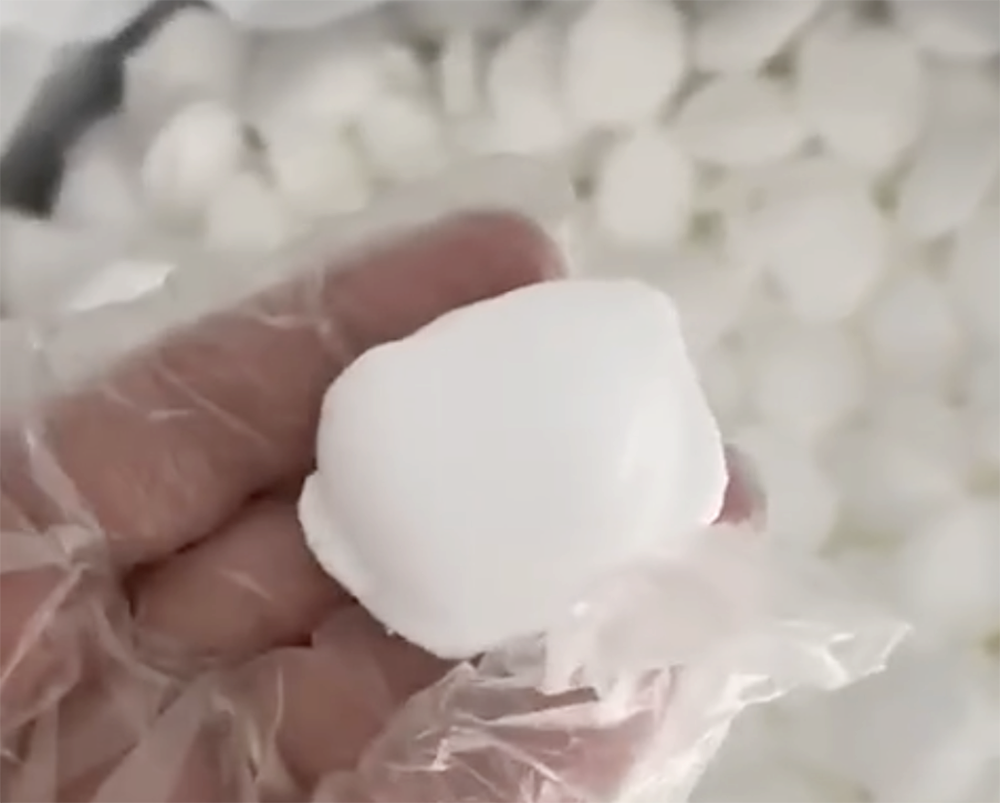 Từ nhiều vụ đầu độc giết người hàng loạt bằng xyanua, cần có biện pháp quản lý việc mua bán hoá chất và xử lý thật nghiêm các trường hợp vi phạm. Ảnh: MXH