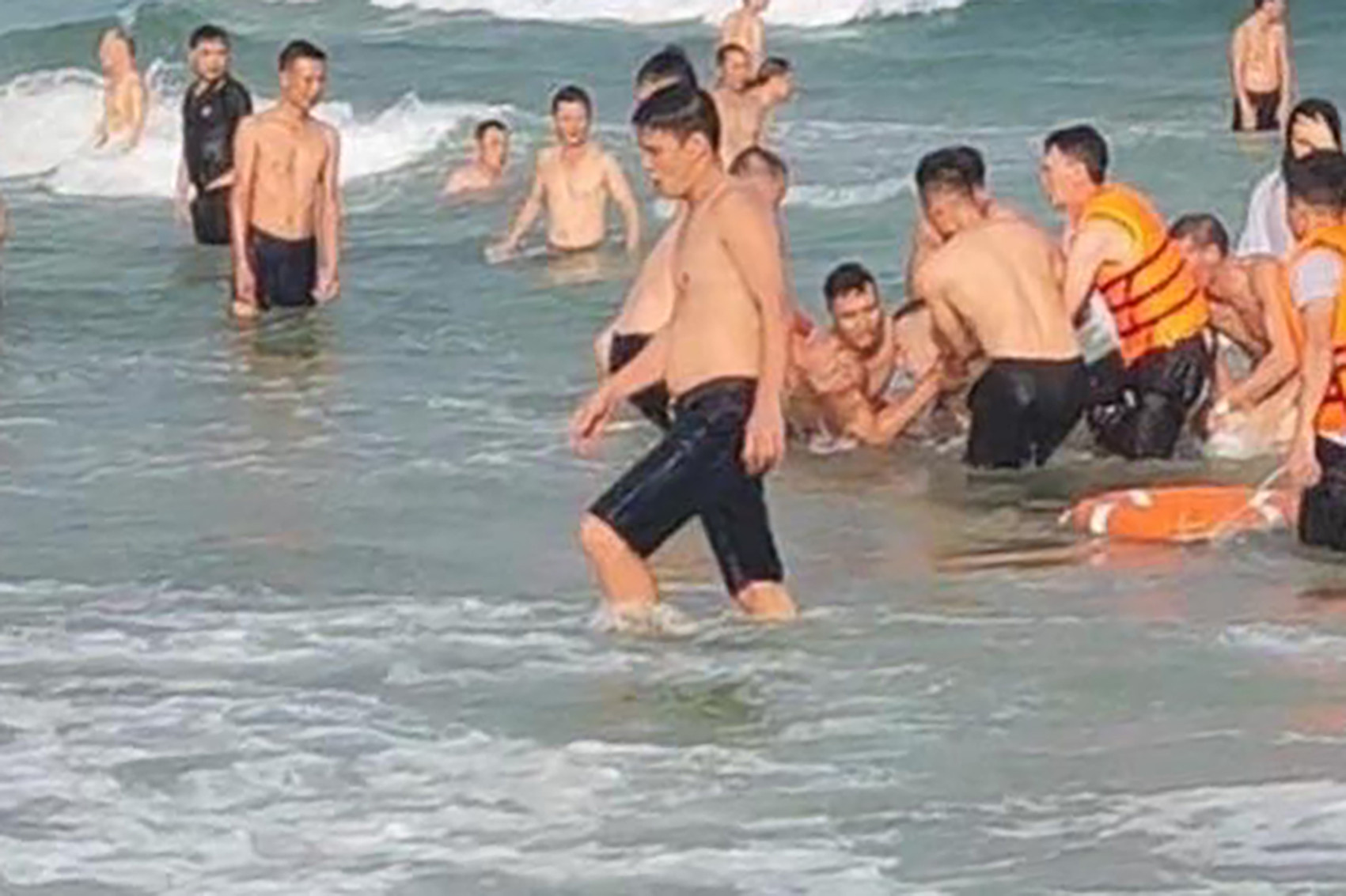Hình ảnh Đại úy Hưng cùng người dân cứu hộ du khách đuối nước. Ảnh nhân vật cung cấp
