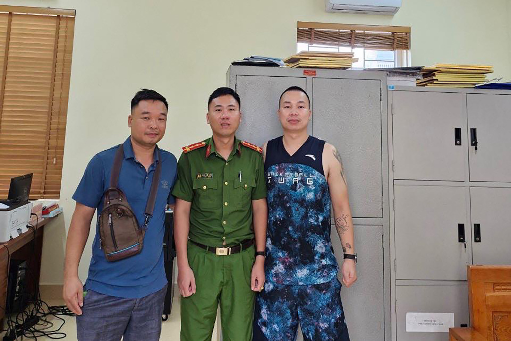 Anh Phạm Trung Hùng (áo ba lỗ bên phải) tới cảm ơn Đại úy Đinh Việt Hưng sau khi được cứu. Ảnh nhân vật cung cấp