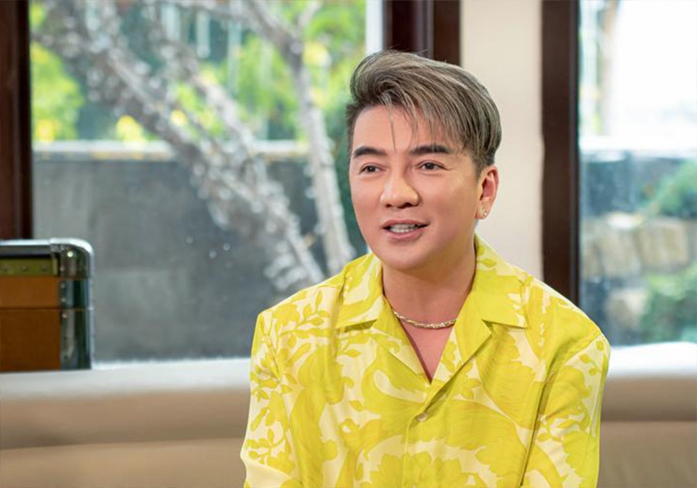 Nam ca sĩ vướng ồn ào vì trang phục biểu diễn trong concert. 