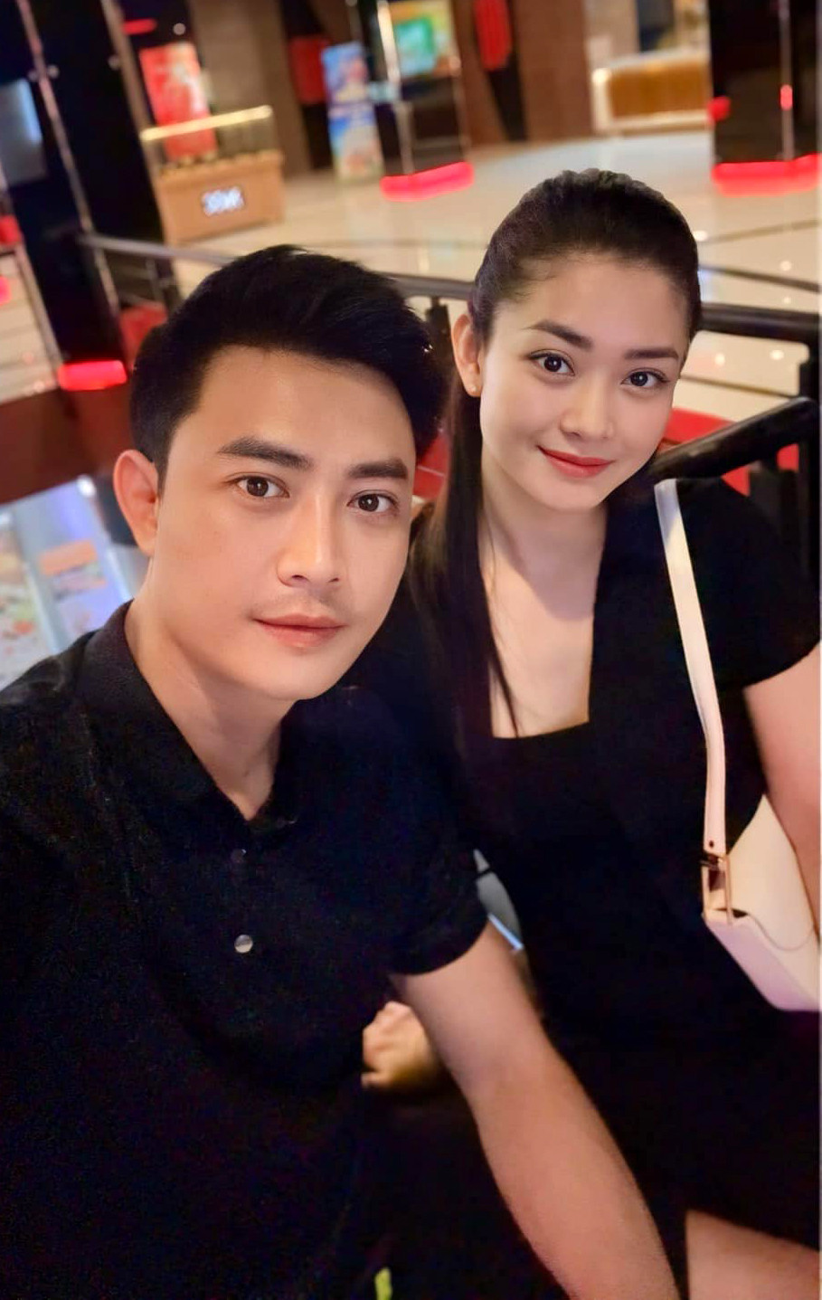 Tiến Lộc và vợ đi xem phim để hâm nóng tình cảm. 