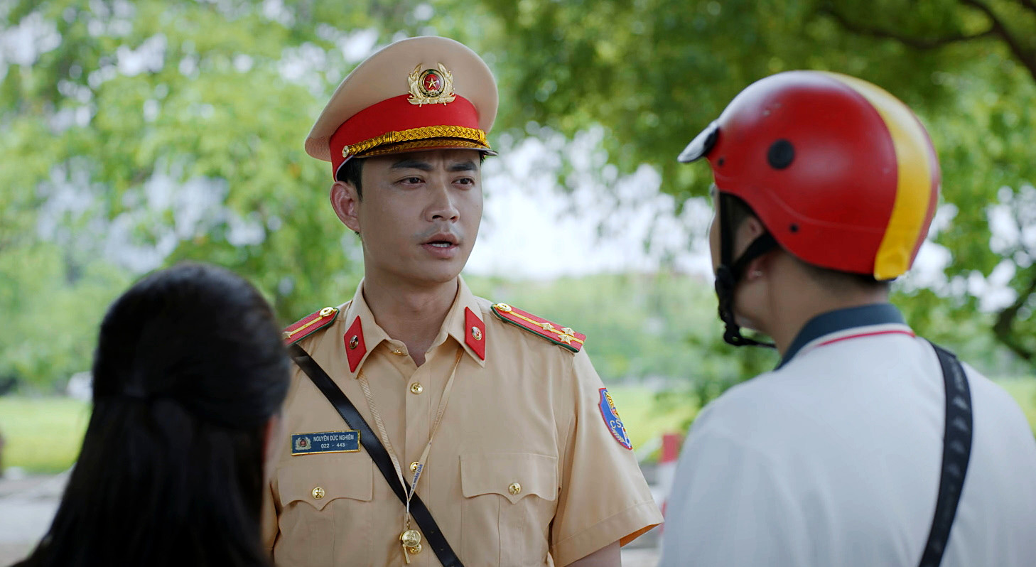 Tiến Lộc vai công an giao thông Nghiêm trong phim 