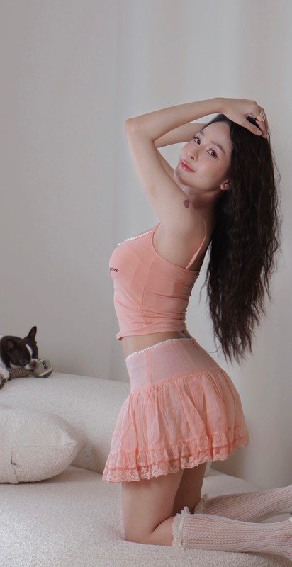 Người đẹp sinh năm 1996 đăng tải quá trình rèn luyện thể chất và tinh thần của mình, nhận được sự ủng hộ từ người theo dõi.