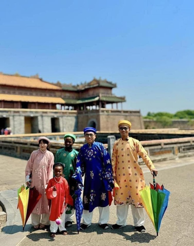 Cả team của Quang Linh Vlogs đã có những trải nghiệm du lịch, ăn uống cùng nhau trong lần trở về Việt Nam mới đây (Nguồn: YouTube, Facebook nhân vật)