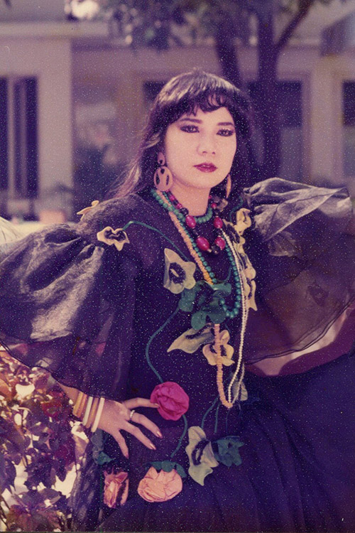 Bảo Yến nổi tiếng với phong cách ăn mặc diêm dúa, sặc sỡ khi lên sân khấu