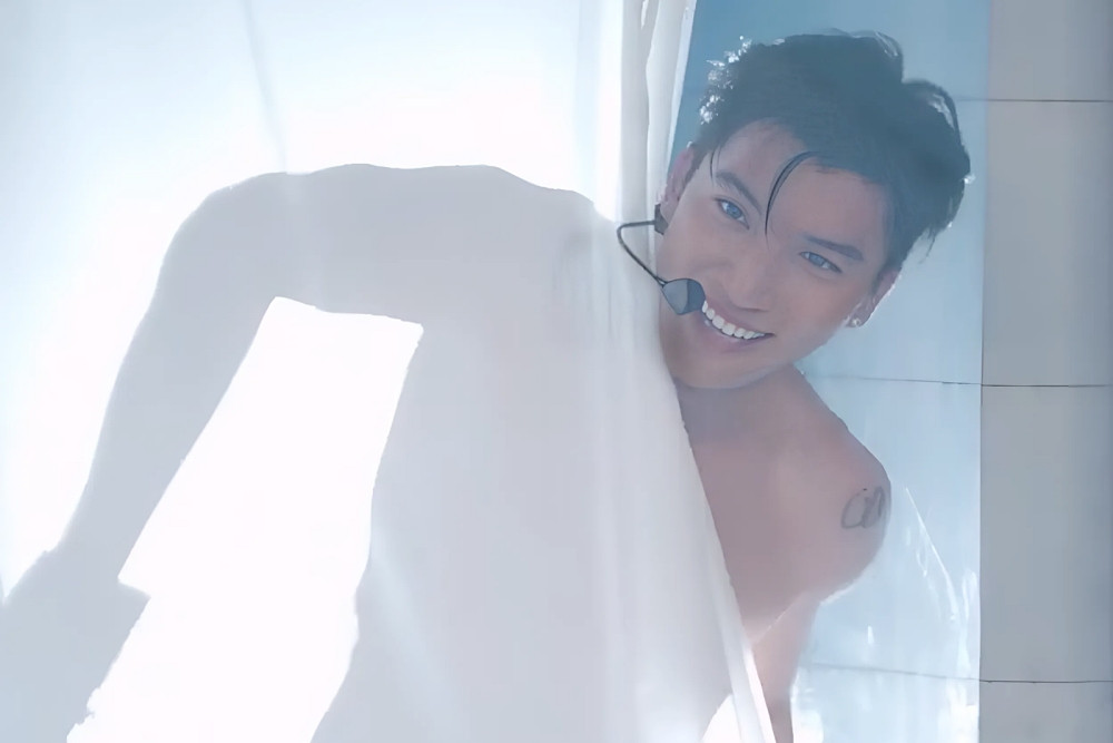 Màn kéo rèm, để lộ vai trần của Hieuthuhai tại 